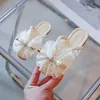 Zapatillas para niñas en verano 2022 Nuevas sandalias con diamantes de imitación en la boca de pescado en la versión coreana de las sandalias de perlas con lazo grande T230302