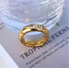 Trend Gold Color Wedding Bands Rings for Women Men smyckenformade Zircon CZ Crystal rostfritt stål Parjubileumsgåva