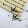 ブローチ面白いカラフルなツバメのブローチガールスチーデント衣料品学校バッグアクセサリー装飾ピン動物鳥の贈り物