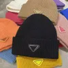 Bamans de créateur de chapeau pour hommes équipés de géométrie chaude hiver tricot-tricot loisirs Protection d'oreille mode luxe surdimensionné extérieur chapeaux de ski Bonnet Man Head