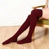 Женские носки несколько сплошных цветов сетчали сексуальные половину женщины высокий бедро на коленях, дамы, чулки