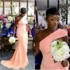Pfirsichfarbene, sexy Meerjungfrau-Brautjungfernkleider für afrikanische schwarze Mädchen, einschulterlanges Satin-Hochzeitskleid für Damen, formelle Kleider