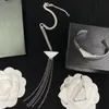 Дизайнерские ожерелья для кисточки браслет для ушной шпильки для женской роскошной серебряной металлической цепной моды модная свадьба Любовь Роскошные украшения набор 2301053QS