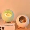 Veilleuses mignonnes rondes avec adorable poupée de chat endormi, protection des yeux, lampe de bureau polyvalente en ABS pour le salon