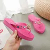 Fashion Women's Flat Slippers Лето роскошные дизайнерские дизайнерские повседневные шлепанцы отель Comfort Soft Sandal