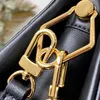 Coussin PM 엠보싱드 푹신한 양고기 클러치 크로치 크로치 바디 가방 금색 하드웨어를 가진 여성 패션 봉투 어깨 가방