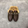 Desginer Chinelos Princetown Mulheres Homens Mocassins Sapatos Inverno Quente Chinelos Pele Clássico Metal Fivela Bordado Sandália Couro Sapato Padrão Slides