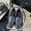 Designer klänningskor kvinnor loafers svarta loafers lyx plattformskor glänsande läder skor chunky sneakers kalvskinn skor mulor