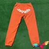 mulheres de orange joggers