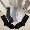 Modemärke Mens Cotton Socks Classic Black White Women Män andas blandning av fotbollsbasketsporter Ankel Sock Breattable W266i