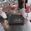 Hög textur Rhinestone Bag Women's 2023 Spring and Summer New Handheld Clip Mouth Shell Bright Diamond Chain Messenger