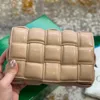 Yeni klasik örgü yastık torbası omuz çantaları 7 renk tasarımcı çanta lüks çanta üçgen bel paketi tote çanta kadınlar deri debriyaj crossbody çanta çantası 221227