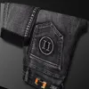 Jeans pour hommes Designer Jean pour hommes à la mode quatre saisons jeans ligne cassée patch élément de moto avec une couleur nostalgique élastique petit droit 8GND IVWC