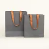 Garrafas de armazenamento Atadolessales logotipo personalizado Impresso Design Reciclado de alta qualidade Eco-friendly Twisted Handle Kraft Paper Gift Bag