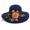قبعات واسعة الحافة HT3630 كبيرة الزهور المصنوعة يدويا القش قبعة النساء الصيف شمس السيدات قابلة للعباء مرنة قبعة الشاطئ الإناث إجازة