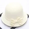 Berets szeroko wełniana wełna fedora czapka kobiety czarne białe kwiaty zimowe klasyczne wiadra Panama Wedding Hats dla kobiety