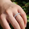 Bröllopsringar Hyperbole Round Finger Ring Band med Full Circle Zircon Stone Dazzling Women Jewelry Luxury Proposal Present