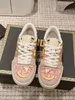 CO märkesmatch -sneakers Nya lyxiga kvinnors avslappnade snörning av silkekontrast tryckta skor
