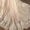 Abiti da sposa di lusso con scollo a barchetta, maniche lunghe, applicazioni in pizzo, abiti da sposa in tulle, strascico a cappella, bottoni ricoperti sul retro