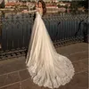 Abiti da sposa di lusso con scollo a barchetta, maniche lunghe, applicazioni in pizzo, abiti da sposa in tulle, strascico a cappella, bottoni ricoperti sul retro