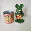 Action Toy Figures Rat Fink Collection Big Boy Can Ratfink Mouse Vogue America Classic Cartoon Sales of the Resin Action Figure في New Box T230105