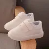 Sneakers mode högkvalitativa pojkar vita småbarn sneaker barn platt skor avslappnad baby barn flicka som kör 230106