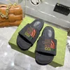 شباشب في عام 2022 G Family's New Style Letter Word Slippers Women's سميكة لينة نعال مضادة للانزلاق صنادل متعددة الاستخدامات في الموضة 0106