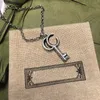 Designer halsband snidade Vine Mönster Letter Key Par Love Halsband chic tröja kedja rostfritt stål halsband för män enkla mens smycken lyxhalsband