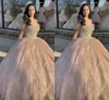 2023 Блеск Шампанское Тюль Платья Quinceanera Кепка с коротким рукавом Бисероплетение Бисероплетение Кристалл Цветочная аппликация Трапеция Sweet 16 Платье Розовый