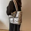 2023 nouveau sac pour femmes en coton vers le bas simple espace solide doux damier rempli d'épaule