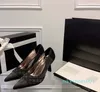 Damskie sukienki luksusowe designerskie letnie seksowne sandały skórzane mieszkania moda presbyopia plażowa pudełko na pudełko pudełka