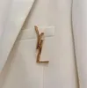 Luxury Fashion abbronzante Designer Uomo Donna Spilla Spilla Marca Gold Letter Suit Dress Pin For Lady Specifiche Gioielli di design