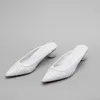 Sandalet moda kadınlar koyun derisi üzerine kayar gerçek deri sivri uçlu ayak içi boş yaz terlikleri garip med topuklar
