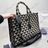 CC Brand Totes Maxi Symbol Borsa in tessuto ricamato Borse vintage di grande capacità Cucitura a triangolo con tracolla in pelle Designer Luxury Outdoor Shopp