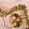 Flores decorativas Rosas artificiais Simulação de videira de seda falsa com folhas verdes para decoração de casamento em casa