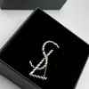 Broche de moda de lujo Pins Diseñador Hombres Mujer Marca Carta de plata Broche Pin Traje Vestido Pins para dama Especificaciones Joyería de diseñador
