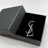 Broche de moda de lujo Pins Diseñador Hombres Mujer Marca Carta de plata Broche Pin Traje Vestido Pins para dama Especificaciones Joyería de diseñador