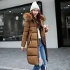 Jaqueta de inverno de parkas feminina colarinho de pêlo grande de casaco esbelto de moda de algodão com capuz de algodão longa mulher 230107