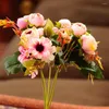 Fiori decorativi Bouquet di seta artificiale gialla Testa di rosa e 6 margherite finte per la decorazione autunnale di nozze domestiche per interni