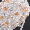 Flores de casamento TopQueen SF9 Bouquet Bridal Rhinestones segurando Bouquets Pearls Breaded Broche
