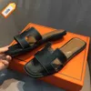 Slippers 2023 Дизайнерские классические сандалии искренняя кожаная модная обувь женская тапочка пляжные шлепанцы на каблуке с размером с пылью 34-41 K66