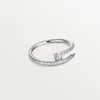 anillos para mujer amantes del diseñador anillo Joyería de lujo tamaño 6-11 Aleación de titanio Chapado en oro Diamante Artesanía Accesorios de moda Nunca se desvanecen anillo de bodas