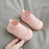 PRIMEIROS PORTUMANTES 2023SUMMER infantil sapatos de criança meninas meninas meninas malha casual de alta qualidade não deslizamento crianças crianças ao ar livre ao ar livre