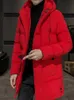 rote pufferjacke mit kapuze