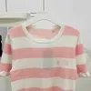 Kadın Sweaters Tasarımcısı Erken Bahar Yeni Stil Pembe Kız Serisi Mektup Jacquard Stripe Kontrast Yuvarlak Boyun Örgü T-Shirt Zayıflama için T-Shirt 0DS9