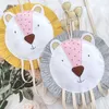 Decoratieve beeldjes cartoon leeuw haar boog houder clip hanger hoofdband opslag organizer muurhangende decoraties voor babymeisjes kamer