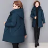 Kvinnor Down Parkas huva tjock jacka Kvinnlig medelålders Mor Cotton Winter Coat Mormor slitage Plus Size Long Parka Women 6xl 230107