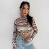 Koszule damskie 2023 Zimowy nadruk przycięta koszula Kobiety z długim rękawem Backless Back Bolets Tops Skinny Turtleck Uprowadź top żeńskie koszulki Blusas y2k