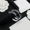 2022 NYA Fashion Hoop Huggie Earrings Women039s Akrylhartsmaterial 925 Silver Needle Luxury Designer örhängen för kvinnor Par7094727