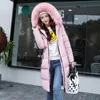 Jaqueta de inverno de parkas feminina colarinho de pêlo grande de casaco esbelto de moda de algodão com capuz de algodão longa mulher 230107